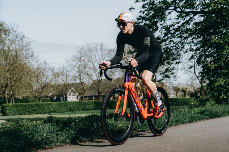 Rennradfahrer mit Aero Socken